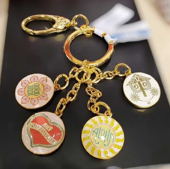 DISNEY PARKS IT'S A SMALL WORLD KEYCHAIN - Picture 2 of 4